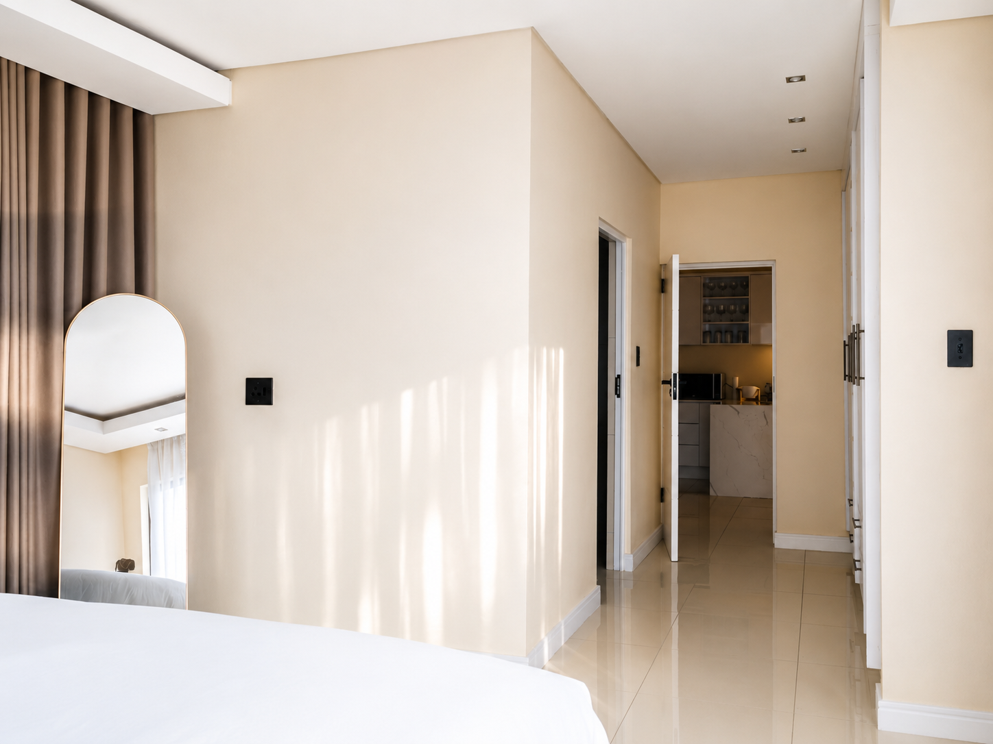 Bedroom hallway leading to en-suite
